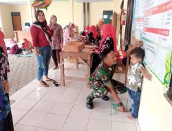 Wujudkan Balita Sehat, Babinsa Koramil 15 Rejoso Dampingi Petugas Kesehatan Berikan Layanan Posyandu
