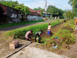 Babinsa Ngronggot Terjun Langsung Bersama Masyarakat Gotong Royong Bersihkan Sungai