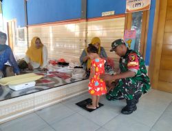 Babinsa Koramil 0810/15 Rejoso Dampingi Posyandu Balita dan Ibu Hamil Desa Jatirejo 