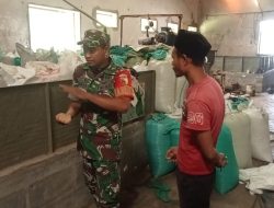 Babinsa Koramil 0810/04 Berbek Dampingi Petani Keringkan Gabah Dipenegringan