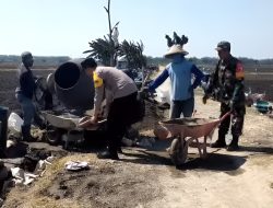 Babinsa Koramil 0810/15 Rejoso Kerja Bakti Perbaiki Tanggul Penahan Tanah (TPT) Area Persawahan di Wilayah Binaan