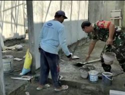 Babinsa Koramil 0810-06/Kertosono Kerja Bakti Membantu Warga Masyarakat Membangun Rumah.