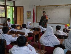 Tanamkan Rasa Cinta Tanah Air Sejak Dini, Babinsa Berikan Materi Wasbang kepada Siswa SD