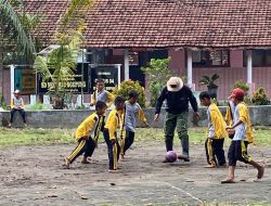 Seru Anggota Satgas TMMD Ke 124 Bermain Bola
