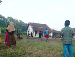 Antusias Anak Anak Desa Sumbermiri Saksikan Satgas TMMD Pertandingan Bola Volly Bersama Masyarakat