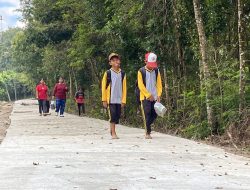Senyum Siswa Siswi SDN 1 Ngepung Jalan Sudah Bisa Dilalui