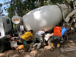 Aksi Satgas TMMD Bersama Warga Dorong Truk Molen Masuk Medan Licin.