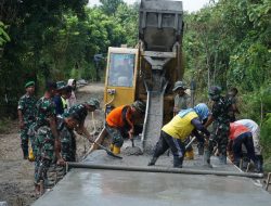 Satgas TMMD 124 Kodim Nganjuk Dan Warga Kebut Pengecoran Jalan.