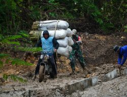 Sigap Bantu Warga, Babinsa di Lokasi TMMD Bantu Dorong Motor di Medan Berlumpur