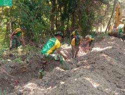 Sebelum Dicor Anggota Satgas TMMD Ke 124 Kodim 0810/Nganjuk Rapikan Badan Jalan
