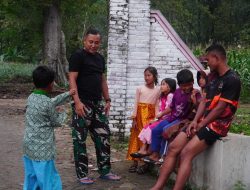 Keakraban Anggota Satgas TMMD Ke-124 Kodim 0810 Nganjuk Bersama Anak-Anak