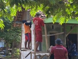 Anggota Satgas TMMD Kodim 0810/Nganjuk Kerjakan Pemasangan Lisplang Rumah
