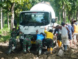 Demi Kelancaran, Anggota Satgas TMMD Dorong Truck Molen Pengangkut Material
