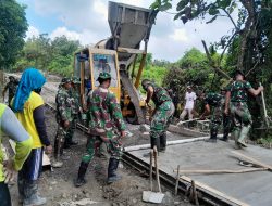 Satgas TMMD 124 Kodim Nganjuk Genjot Terus Pengecoran Jalan Meski Hari Minggu