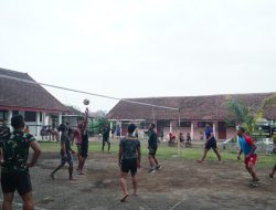 Jalin Keakraban, Anggota Satgas TMMD Ke-124 Bermain Volly Bersama Pemuda Desa Sumbermiri
