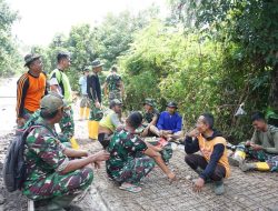 Momen Kebersamaan Satgas TMMD 124 Kodim Nganjuk dan Warga Saat Istirahat Kerja.