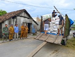 Untuk Menjaga Kestabilan Harga Gabah, Serma Agus Sujoko Babinsa Paron Dampingi Penyerapan Gabah Petani oleh Bulog Nganjuk