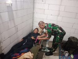 Anggota Tim Kes Gercep Tangani Anggota Satgas TMMD Kodim Nganjuk Yang Sakit.
