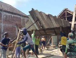 Satgas TMMD 124 Kodim 0810/Nganjuk Gotong Royong Bongkar Rumah Warga Penerima Bantuan RTLH
