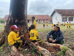 Anggota Satgas TMMD Ke 124 Lepas Lelah Bermain Dengan Siswa SDN Ngepung