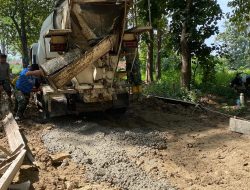 Satukan Tenaga Tim Satgas Bersama Warga Dorong Truk Molen.