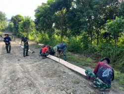 Persiapan Pengecoran Jalan, Bekisting Mulai Dikerjakan Anggota Satgas TMMD Ke 124 Kodim/Nganjuk