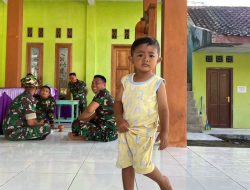 Tak Takut Tentara Balita Main Di Posko TMMD Ke 124 Kodim 0810/Nganjuk
