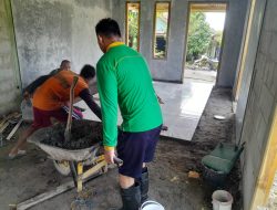 Anggota Satgas TMMD 124 Kodim Nganjuk Bersama Warga Pasang Keramik