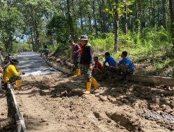 Disela Istirahat Tim Satgas Ciptakan Suasana Keakraban Bersama Warga
