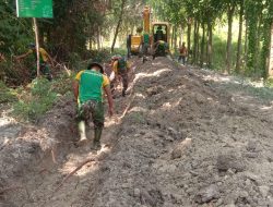 Satgas TMMD Gali Parit Kanan-Kiri Jalan di Sasaran Pokok TMMD ke 124 Kodim 0810 Nganjuk