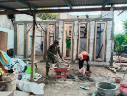 Satgas MMD  bersama Warga  bersama sama gotong royong memperbaiki rumah warga Tidak layak Huni 
