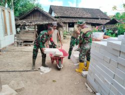 Penuh Semangat, Personel Satgas TMMD 124 Wujudkan Rumah Layak Huni Bagi Warga Lengkong Lor