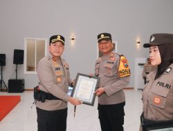 Aktif Terlibat Giat Sosial, Kapolres Blitar Ganjar Penghargaan  Kapolsek Kanigoro
