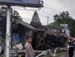 Pos Polantas di Nganjuk Rata dengan Tanah Dihantam Truk Bermuatan Ampas Singkong