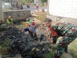 Cegah Banjir, Babinsa Koramil Tanjunganom Ikut Pembersihan Aliran Sungai Desa Sambirejo