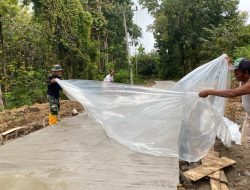Cuaca Tak Menentu Jadi Tantangan Satgas TMMD 124 Kodim Nganjuk Dalam Pengecoran Jalan 1.100 Meter