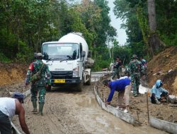 TMMD 124 Kodim Nganjuk || Babinsa Pantau Langsung Pelaksanaan Pengecoran Jalan di Desa Sumbermiri