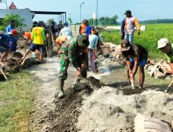 Babinsa Koramil 0810/01 Nganjuk Bantu Warga Cor Jalan Penghubung Kel. Werungotok