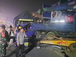 Ngantuk, Moncong Truk Hancur Usai Hantam Truk Parkir, Diketahui Sopir Tak Ber-SIM