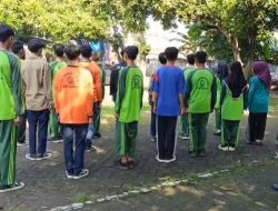 Anggota Babinsa Koramil 0810/06 Kertosono Latih PBB kepada siswa SMK 1 Muhammadiyah Kertosono