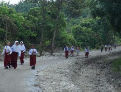 Pengecoran Jalan Selesai , Anak-Anak Riang Gembira Berangkat Sekolah