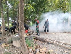 Menjelang 1 Muharram 2025 Babinsa Koramil 0810/15 Rejoso Laksanakan Kerja Bakti di Padepokan PSHT ARGO PUDAK Ranting Rejoso