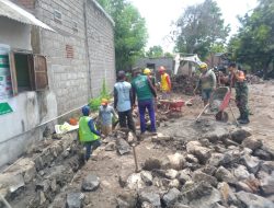 Gotong Royong | Babinsa Pembuatan Saluran Air Cegah Banjir