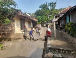 Babinsa Gotong Royong Bersama warga Desa Binaan untuk pengerasan Jalan Kampung