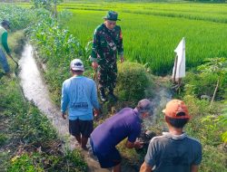 Penuhi Kebutuhan Air Petani, Babinsa Koramil 0810/15 Rejoso Bersama Warga Bersihkan Saluran Irigasi di Wilayah Binaan