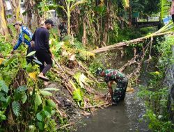 Babinsa bersama Warga Binaan Melaksanakan Kerja Bhakti Pembersihan Saluran air dari tanaman yang merambat.