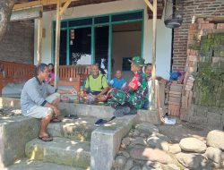 BABINSA DESA ORO ORO OMBO KORAMIL 0810/18 NGETOS MELAKSANAKAN GIAT NGOPI BARENG DI SALAH SATU RUMAH WARGA