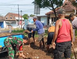Babinsa Bersama Warga Gotong Royong Bersihkan Lingkungan