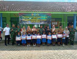 Satgas TMMD 124 Kodim Nganjuk Tebar Semangat Belajar, Bagikan Alat Tulis Siswa TK Dan SD Ngluyu
