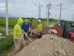 BABINSA BERSAMA MASYARAKAT MELAKSANAKAN KARYA BAKTI UNTUK PERBAIKAN JALAN